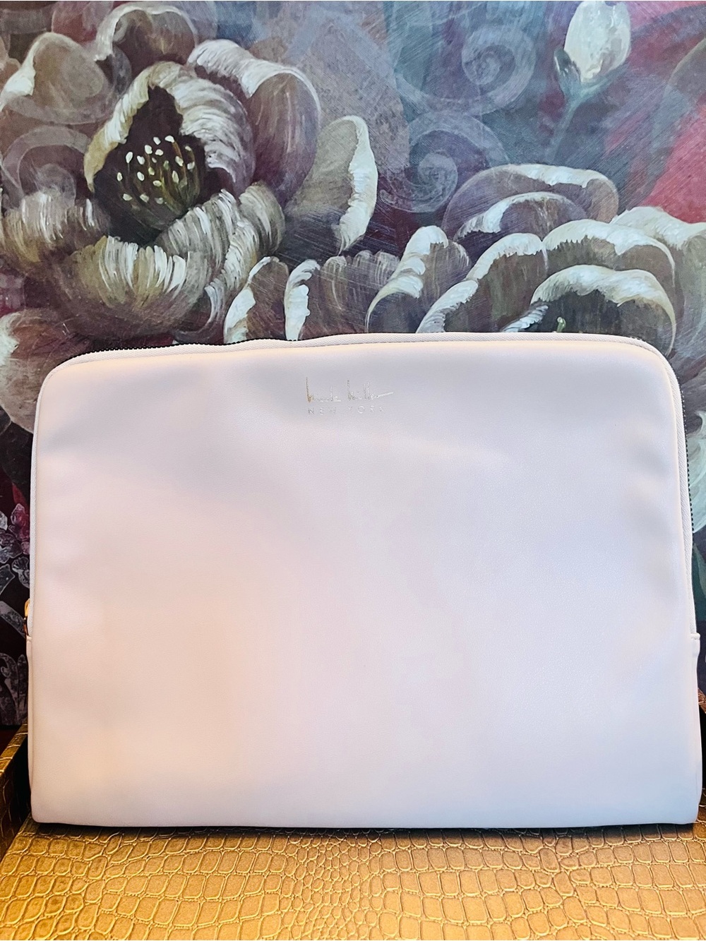Nicole Miller New York Cream iPad Case w/Gold Brand Logo & Padded Interior EUC